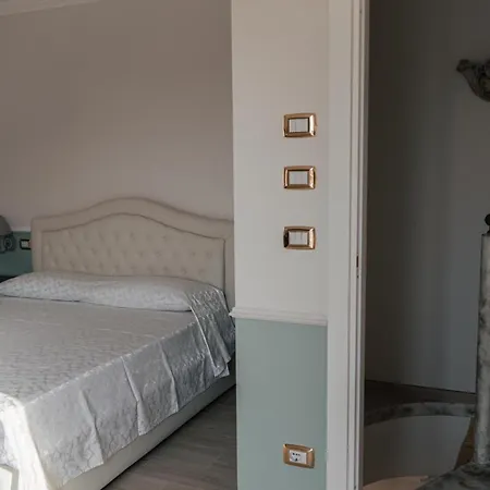 Domus Aurea 20 Bed and Breakfast 4*